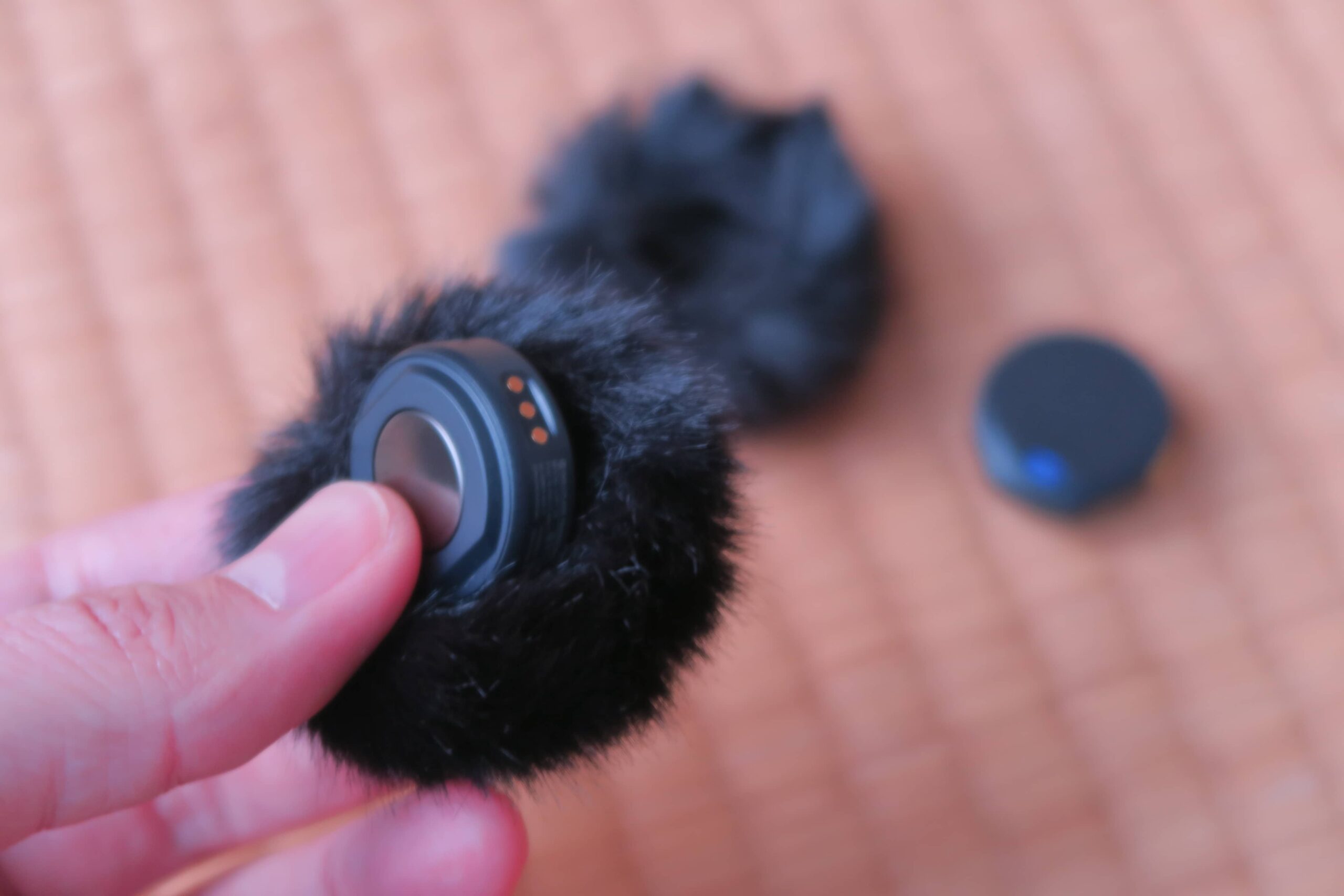 如果在戶外風太大，只要替麥克風套上防風套即可大幅減少風切聲造成的爆音。
